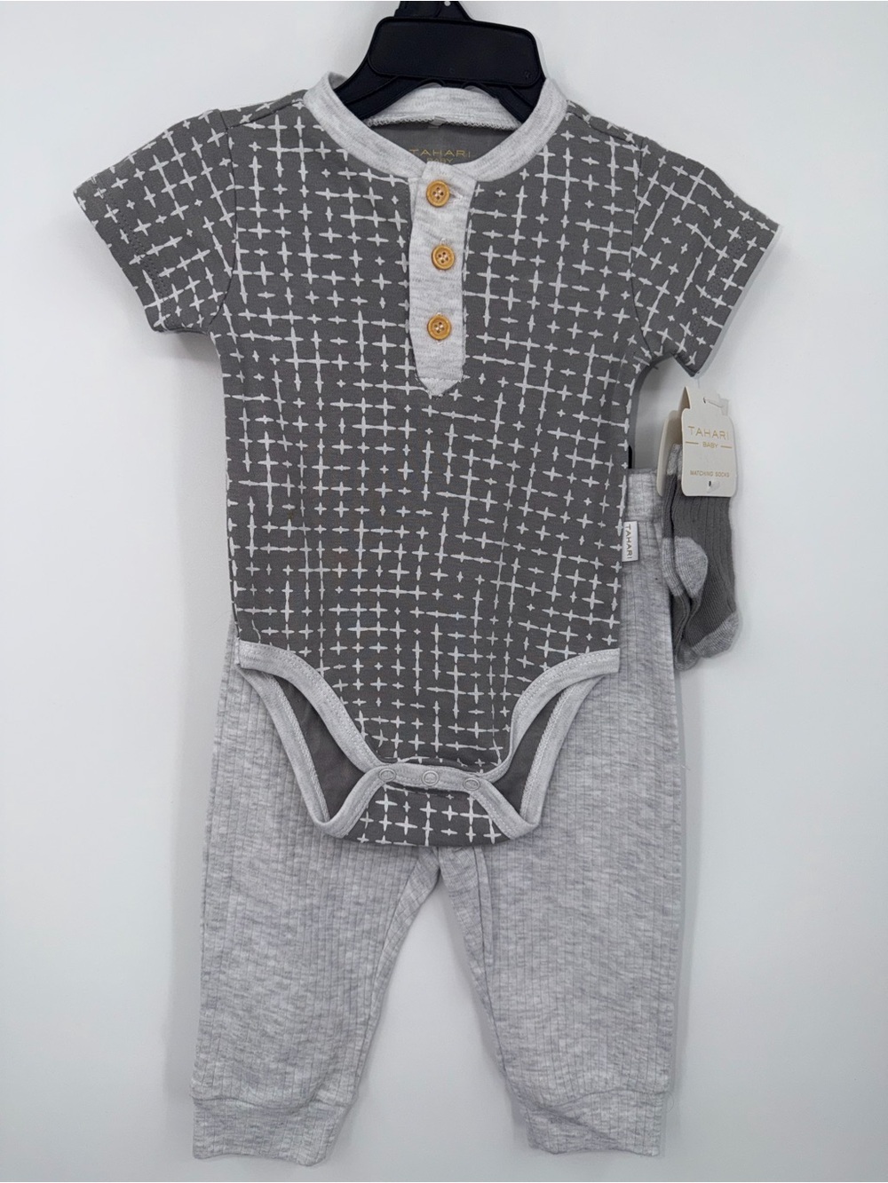 NWT Tahari Baby Gray Cross-Print Bodysuit with Matching Gray Pants and Socks